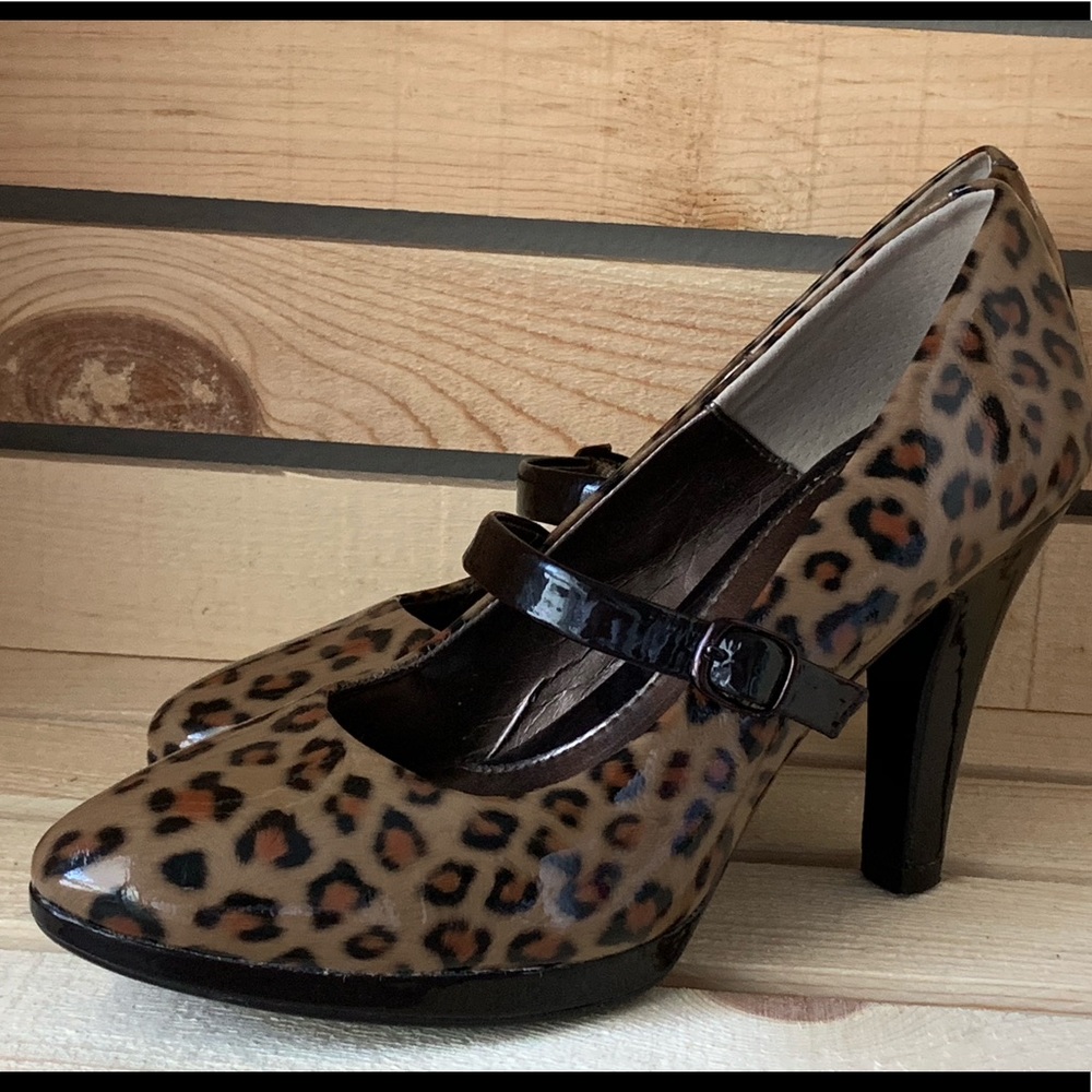 5/$20 Sofft leopard print patent heels